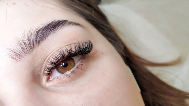 Hybrid Lash Extensions: The Perfect Blend of Natural and Full