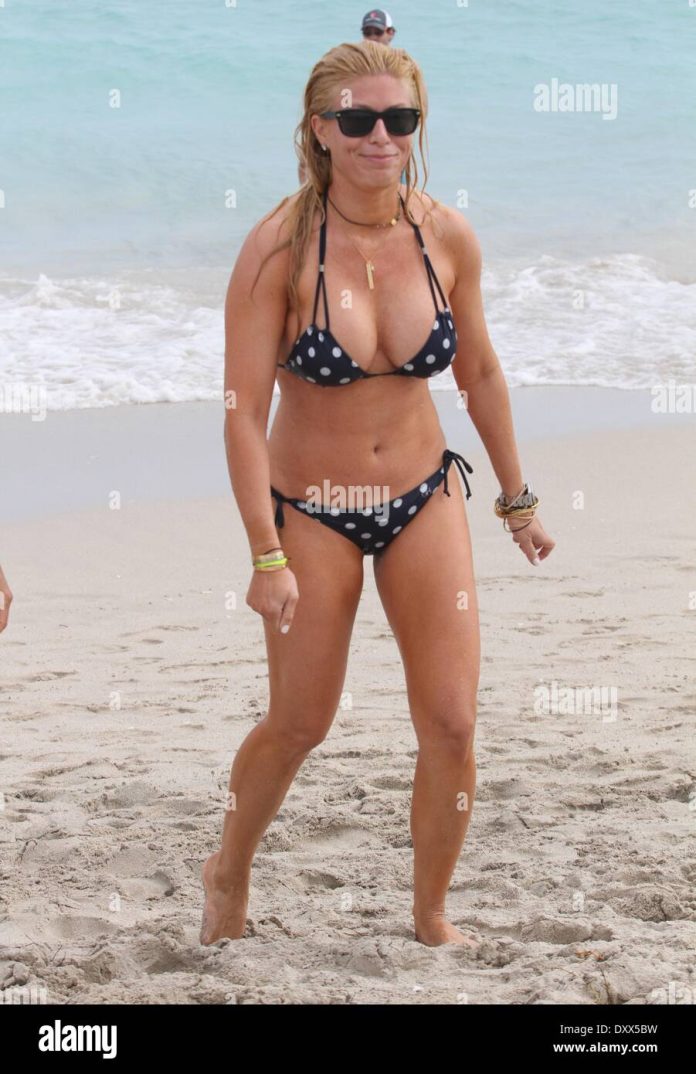 jill-martin-enjoys-a-day-on-the-beach-whilst-on-vacation-miami-florida-DXX5BW